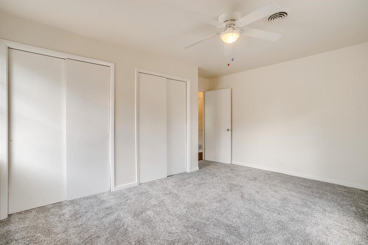 128 Se Robert St - Photo 4 of 22