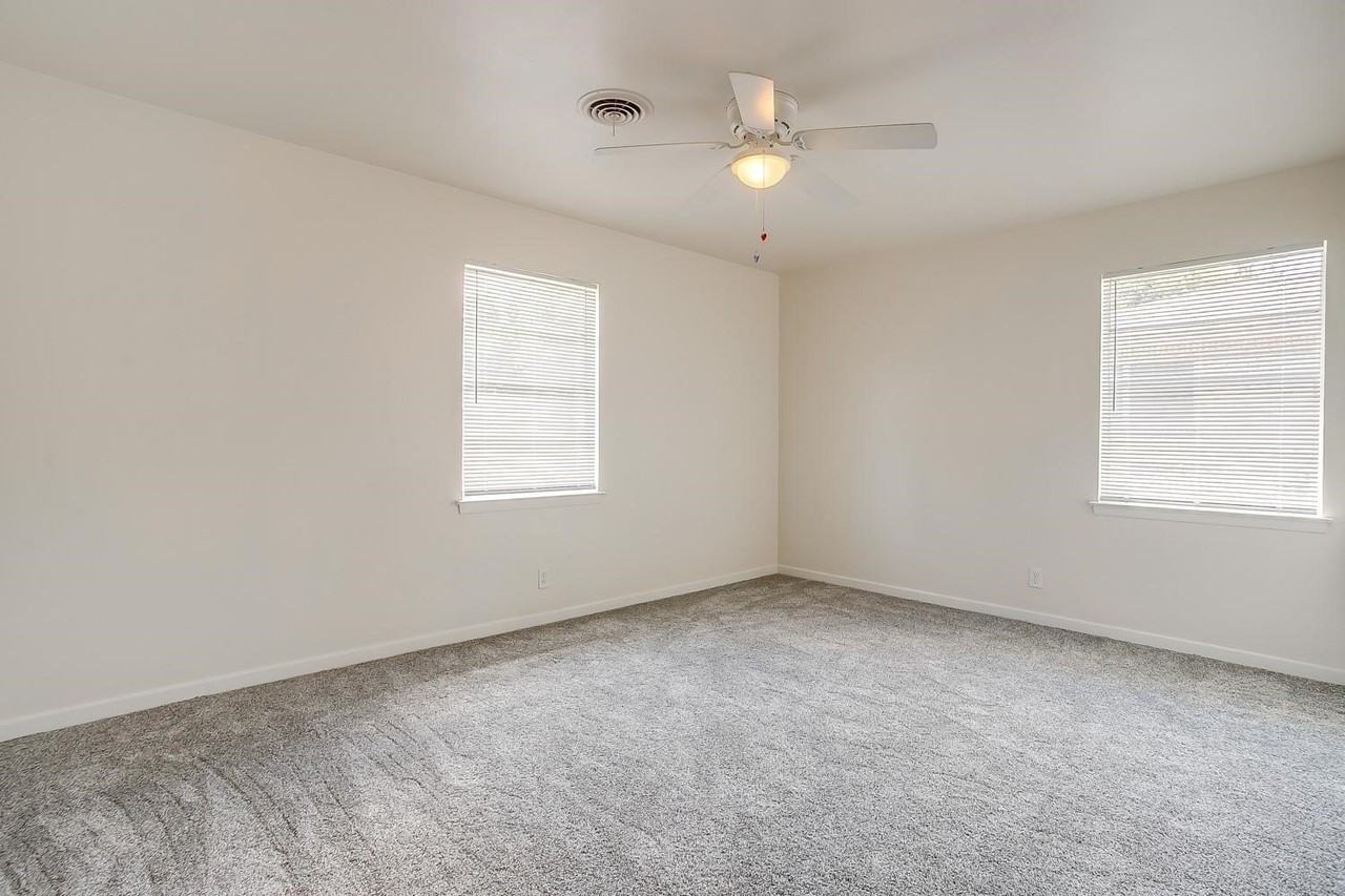 128 Se Robert St - Photo 5 of 22