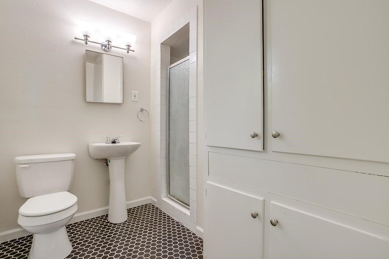 128 Se Robert St - Photo 6 of 22