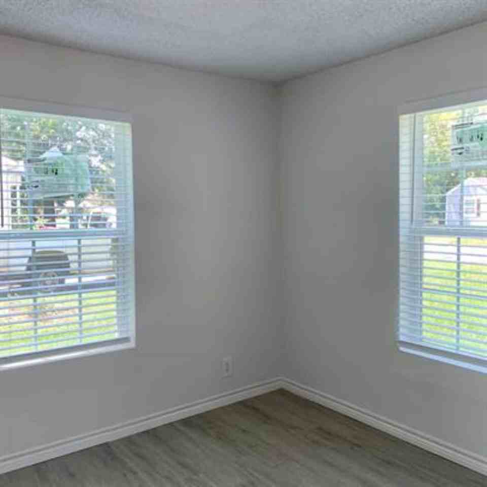 1916 Liberty St - Photo 5 of 7