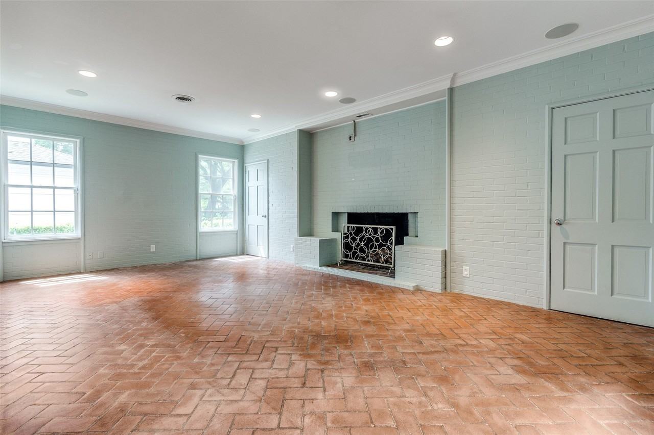 4625 N Versailles Ave - Photo 3 of 13