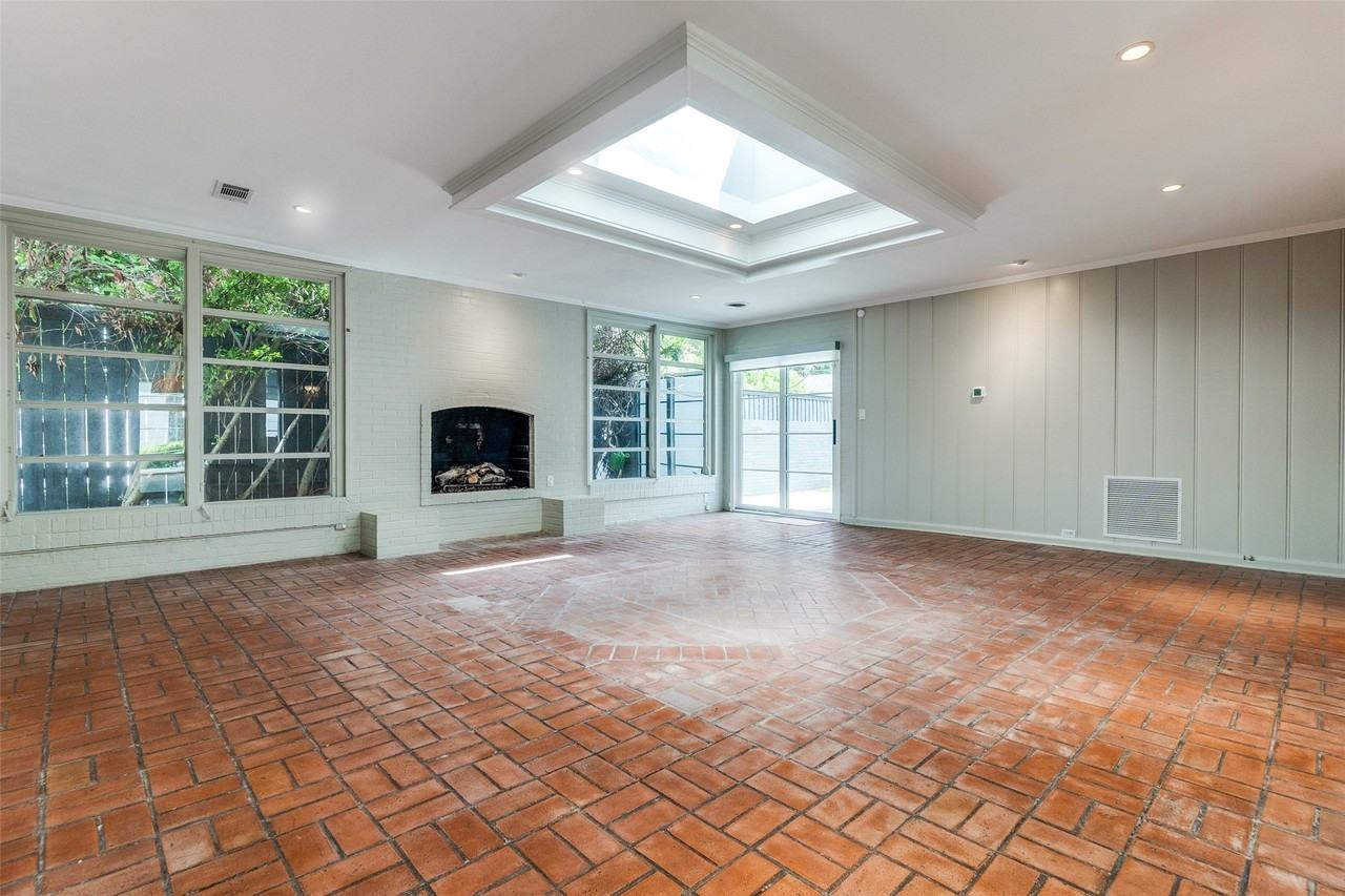 4625 N Versailles Ave - Photo 4 of 13