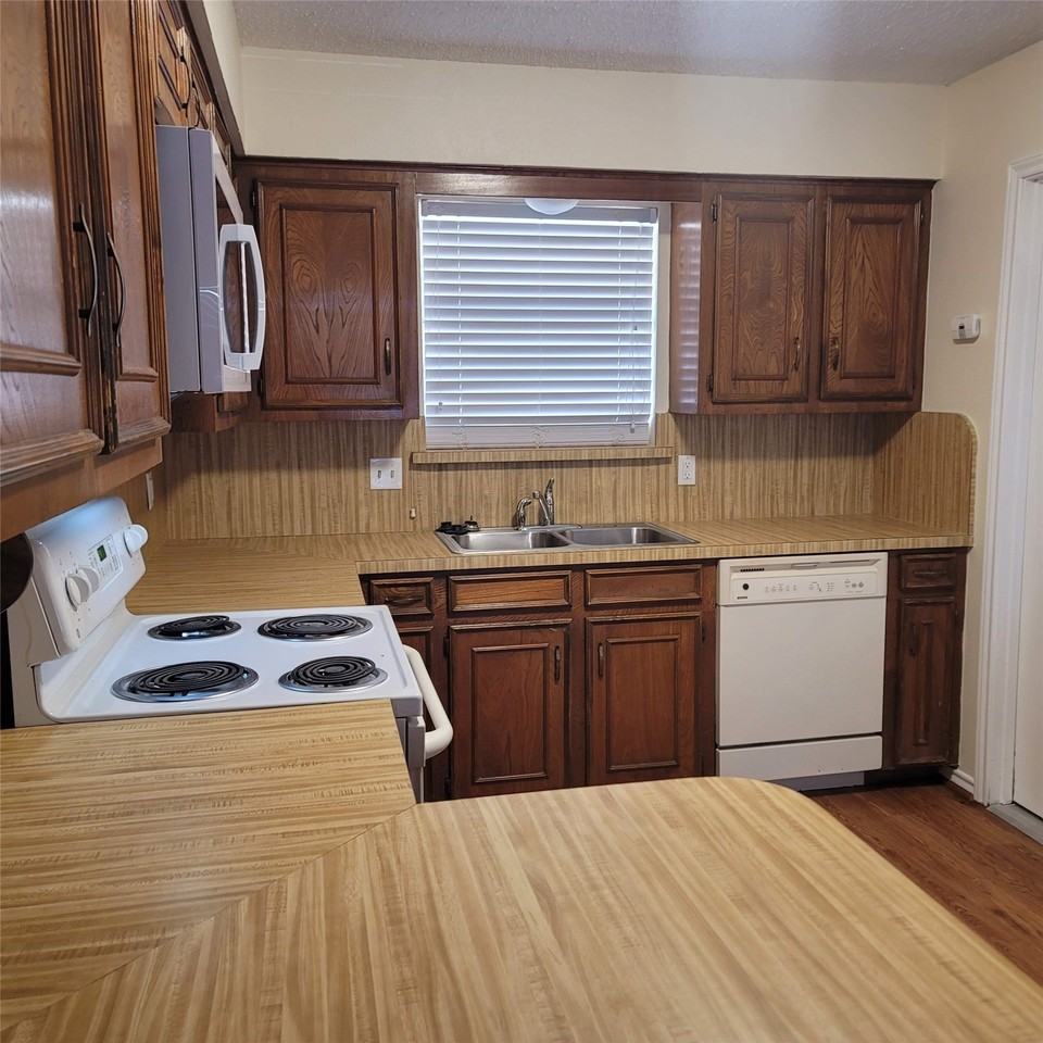 615 Arleta Ln - Photo 6 of 17