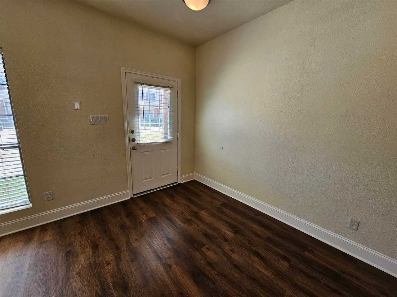 216 Samuel Blvd #J3 - Photo 6 of 29