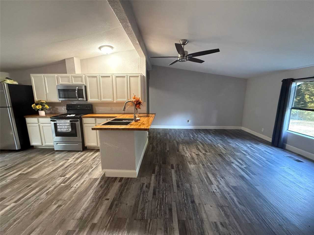 152 Pennell Rd - Photo 4 of 12