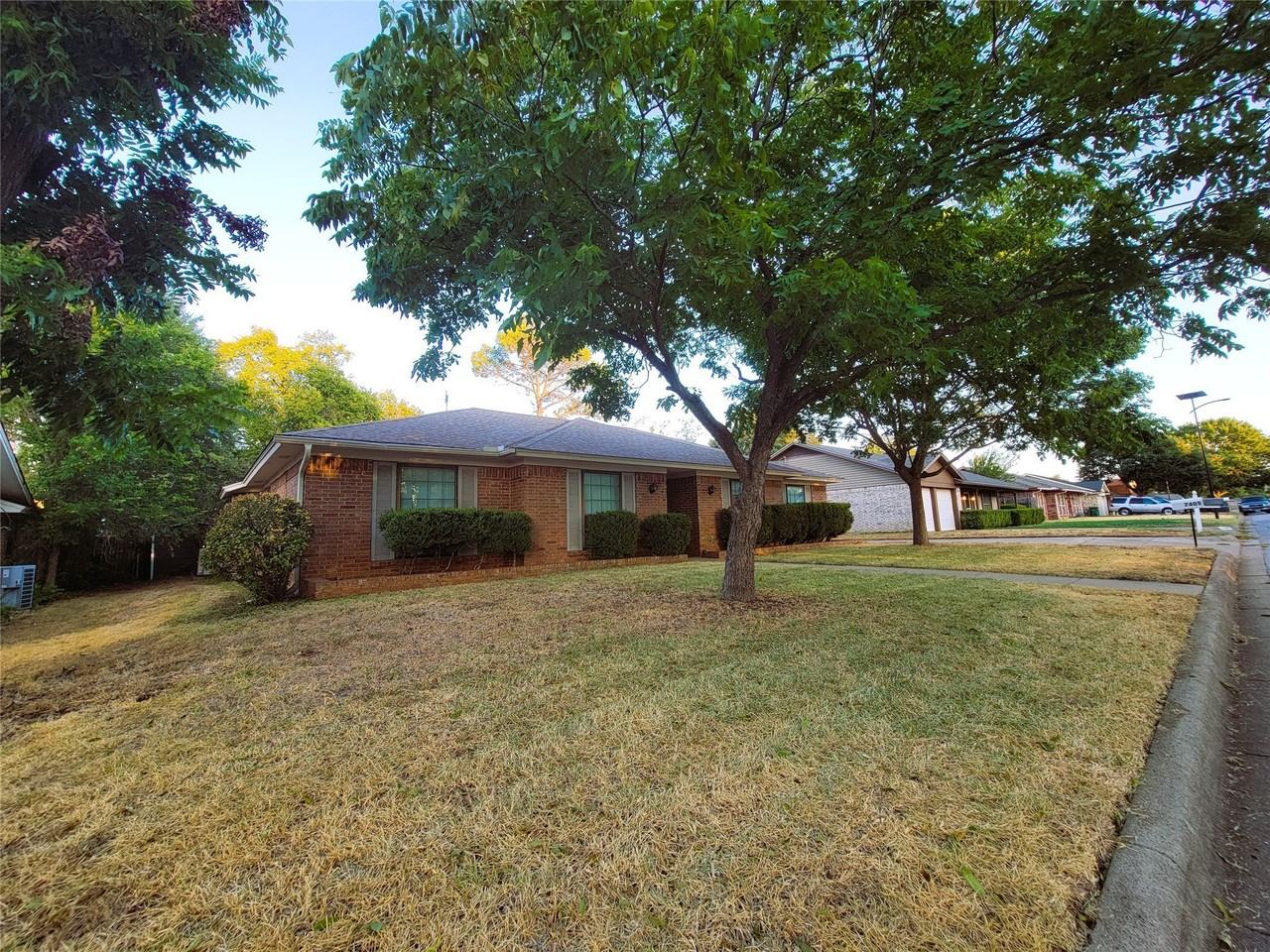 7405 Pinehurst Dr W - Photo 2 of 35