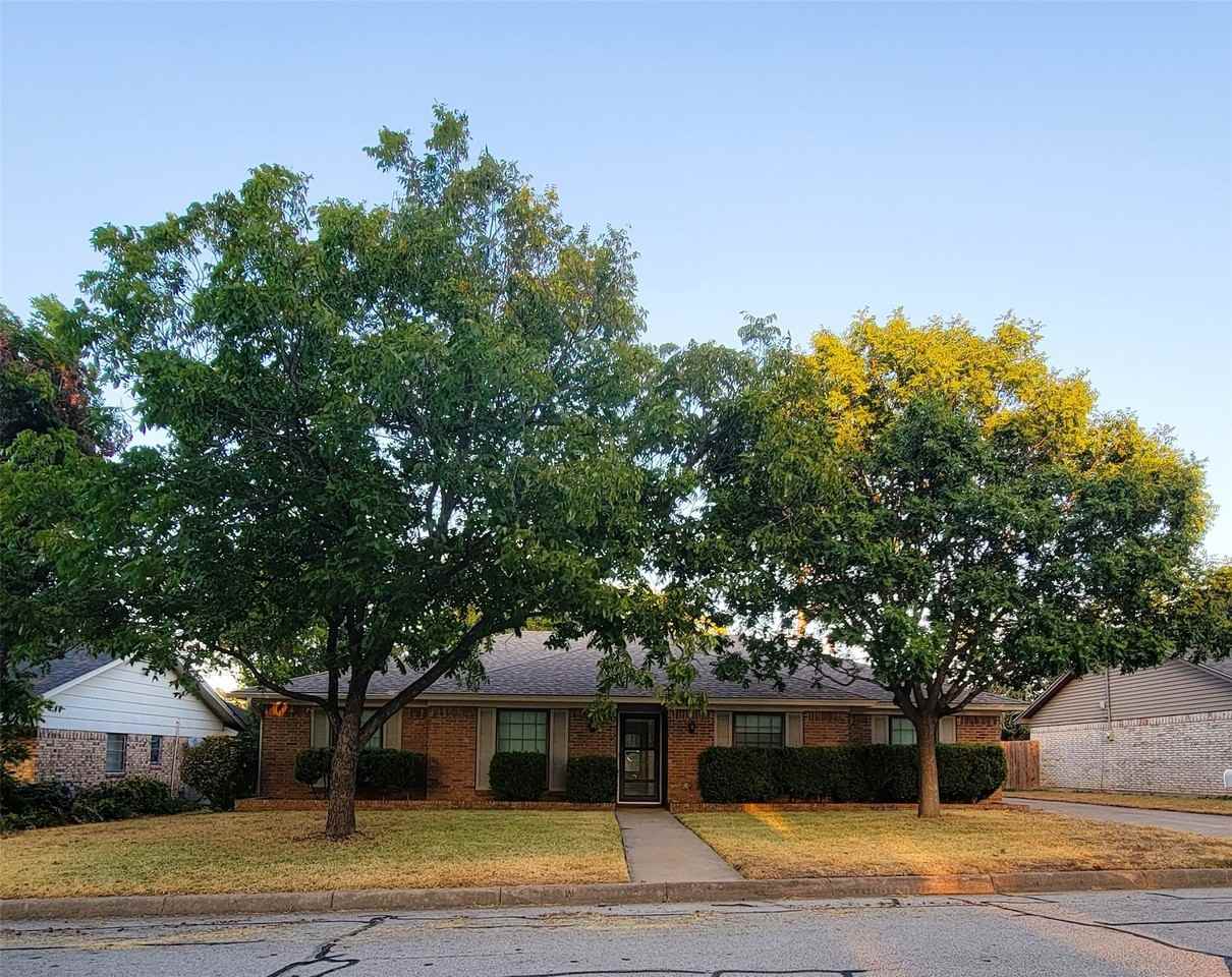 7405 Pinehurst Dr W - Photo 3 of 35