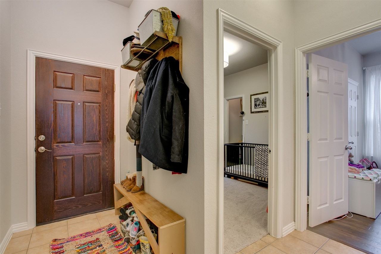 10228 Olivia Dr - Photo 3 of 25