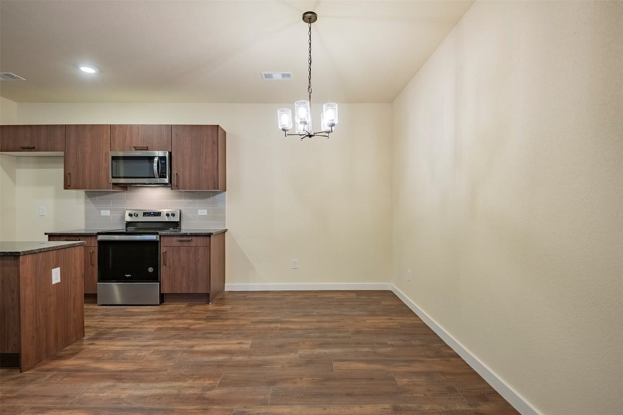 721 Blackland Dr - Photo 6 of 22