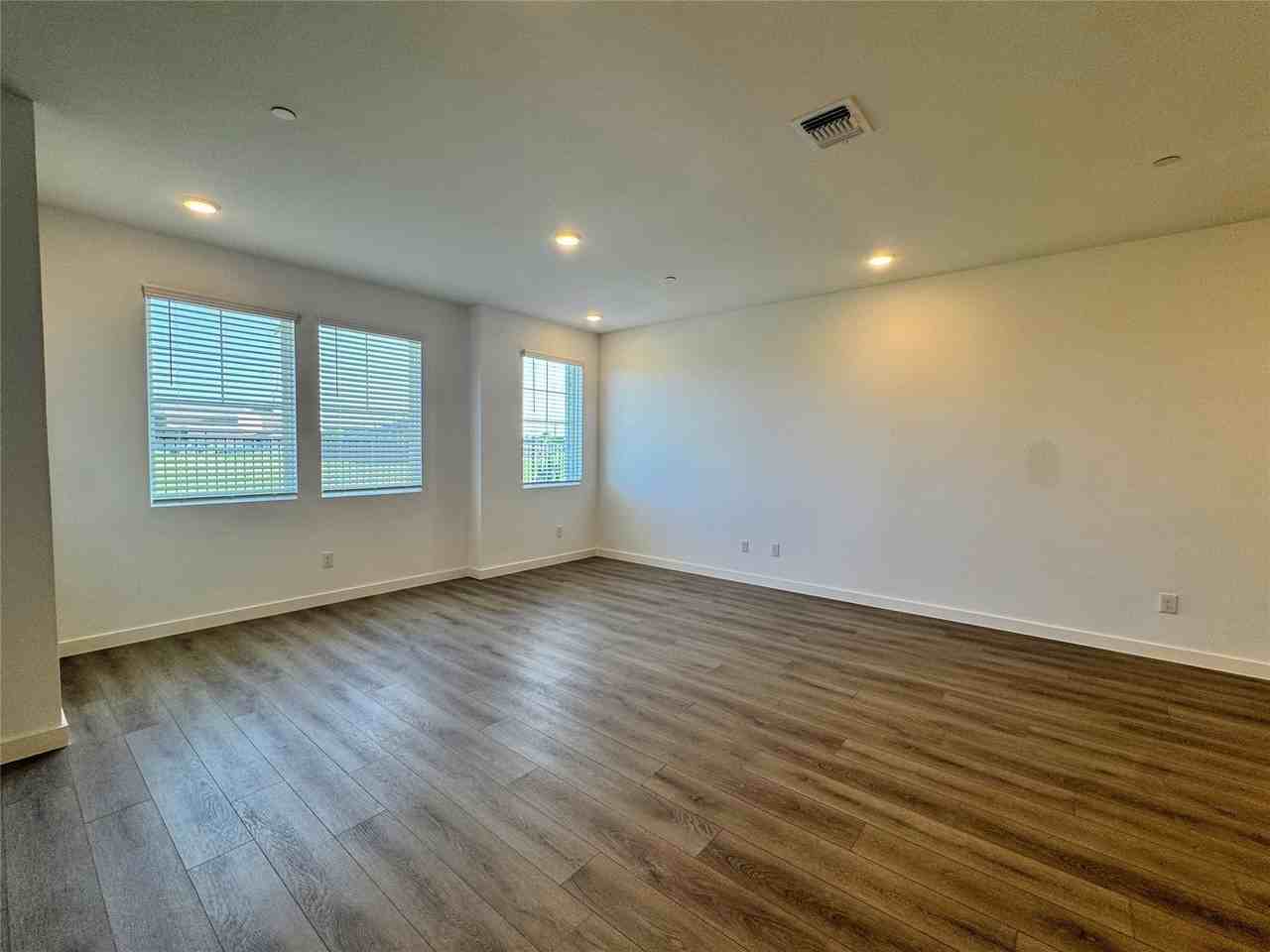5720 Lakeview Dr - Photo 3 of 30