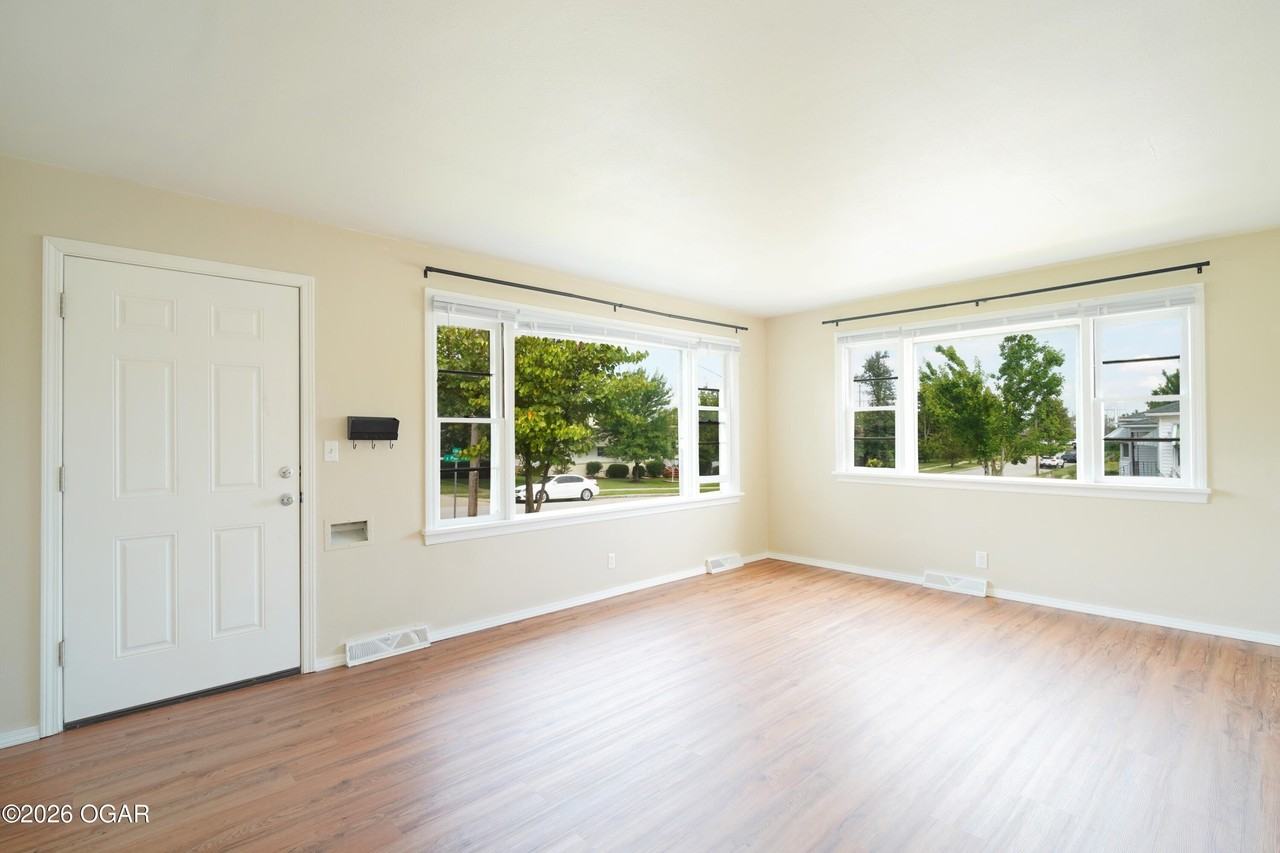 3001 S Pearl Ave - Photo 3 of 22