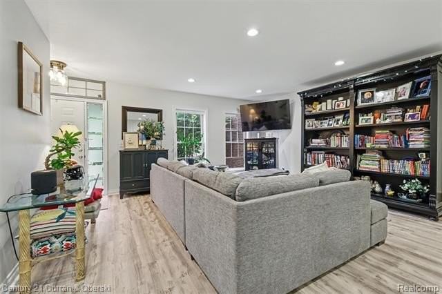5754 Hampshire Ln - Photo 3 of 27