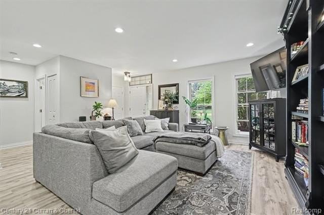 5754 Hampshire Ln - Photo 4 of 27