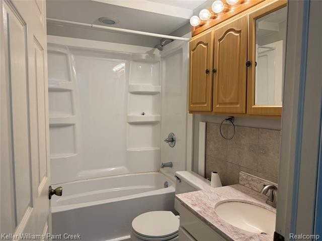 70190 N Main St #1 - Photo 7 of 9
