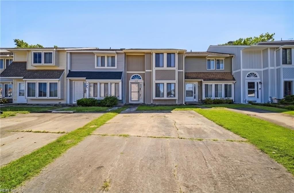 719 Waters Dr - Photo 3 of 16