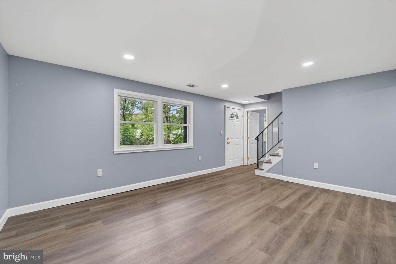 3604 Halloway N - Photo 4 of 26