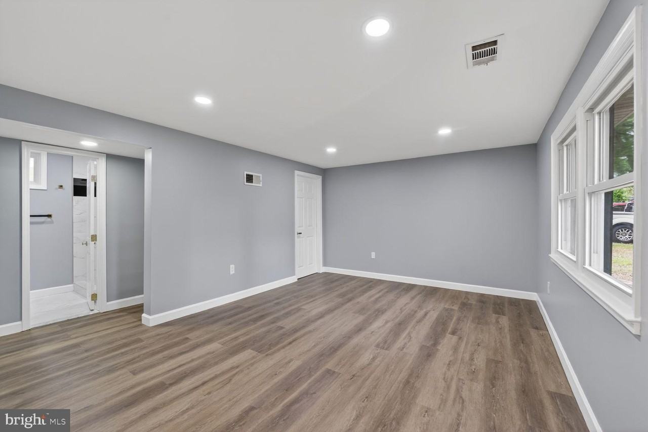 3604 Halloway N - Photo 5 of 26