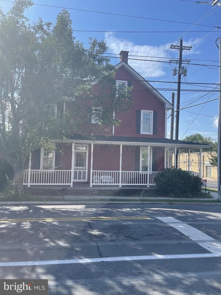 300 W Middle St - Photo 2 of 19