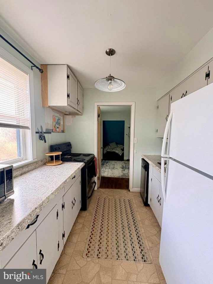 380 Upland Rd - Photo 3 of 7
