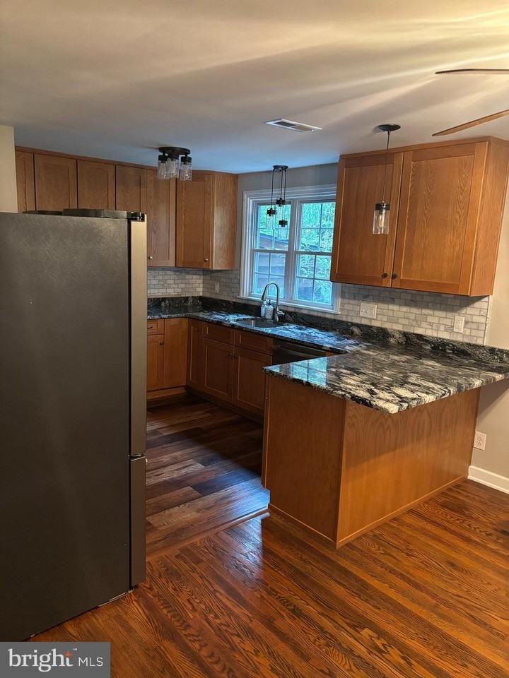 526 Green St - Photo 5 of 25
