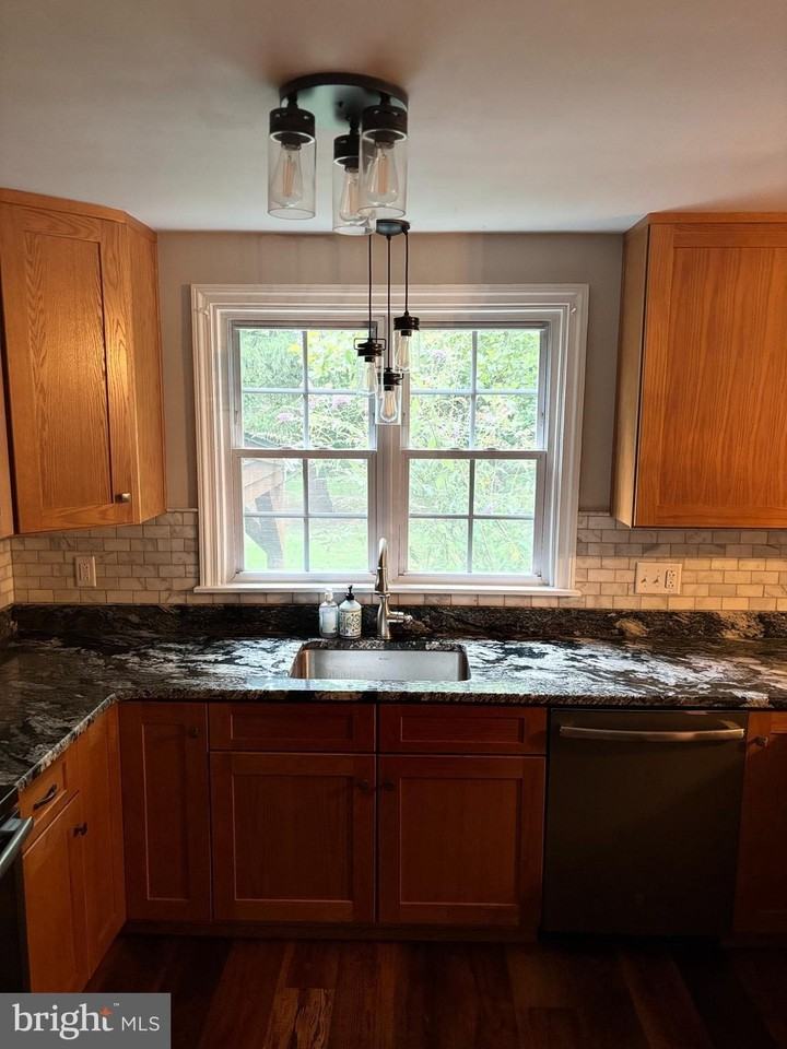 526 Green St - Photo 6 of 25