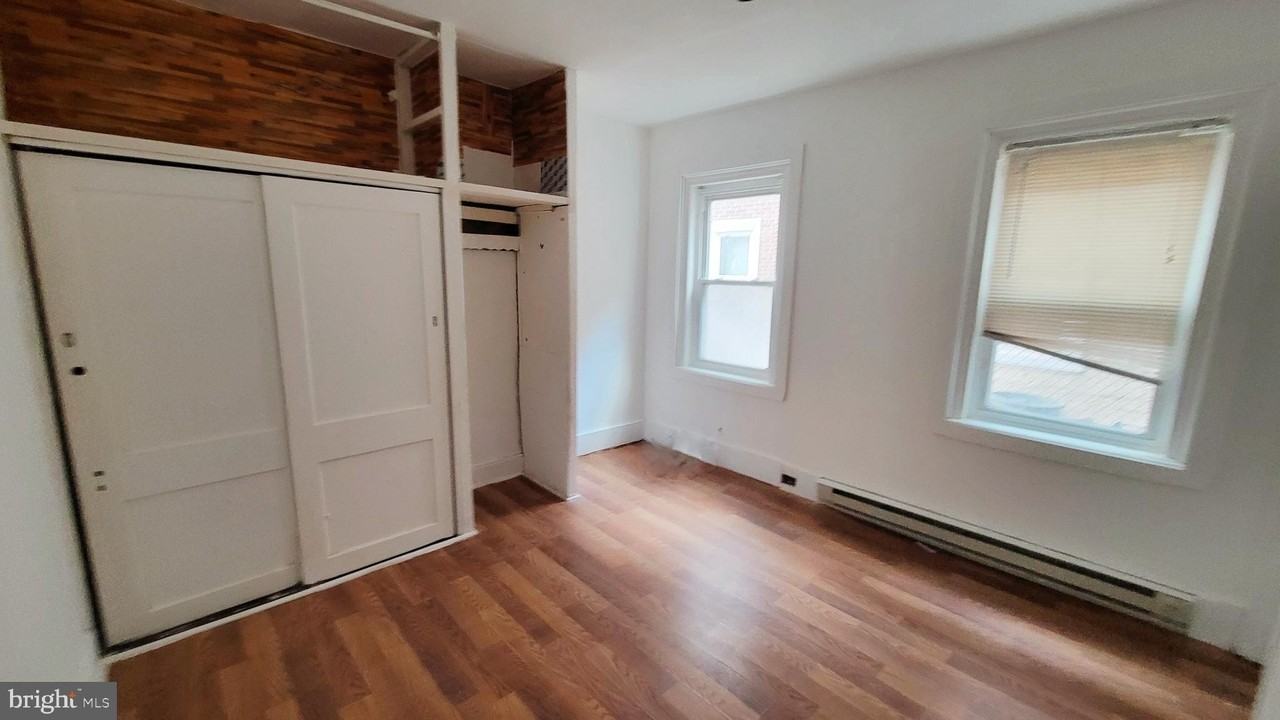 1249 Shackamaxon St #1REAR - Photo 7 of 8