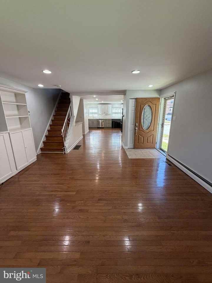 7247 Valley Ave - Photo 4 of 33