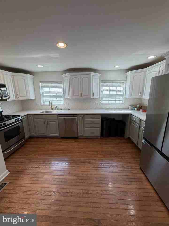 7247 Valley Ave - Photo 5 of 33
