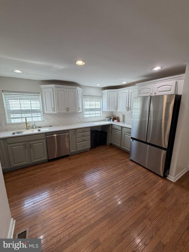 7247 Valley Ave - Photo 6 of 33
