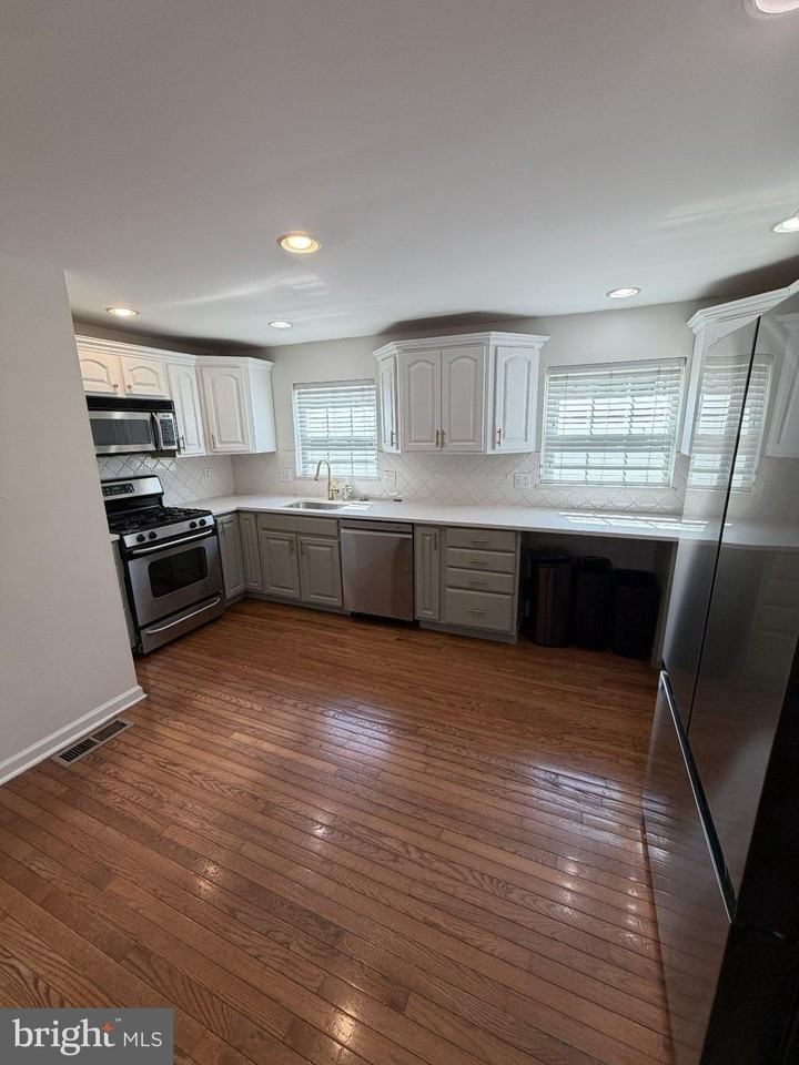 7247 Valley Ave - Photo 7 of 33