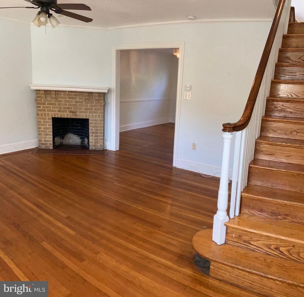 366 E Sharpnack St - Photo 3 of 21
