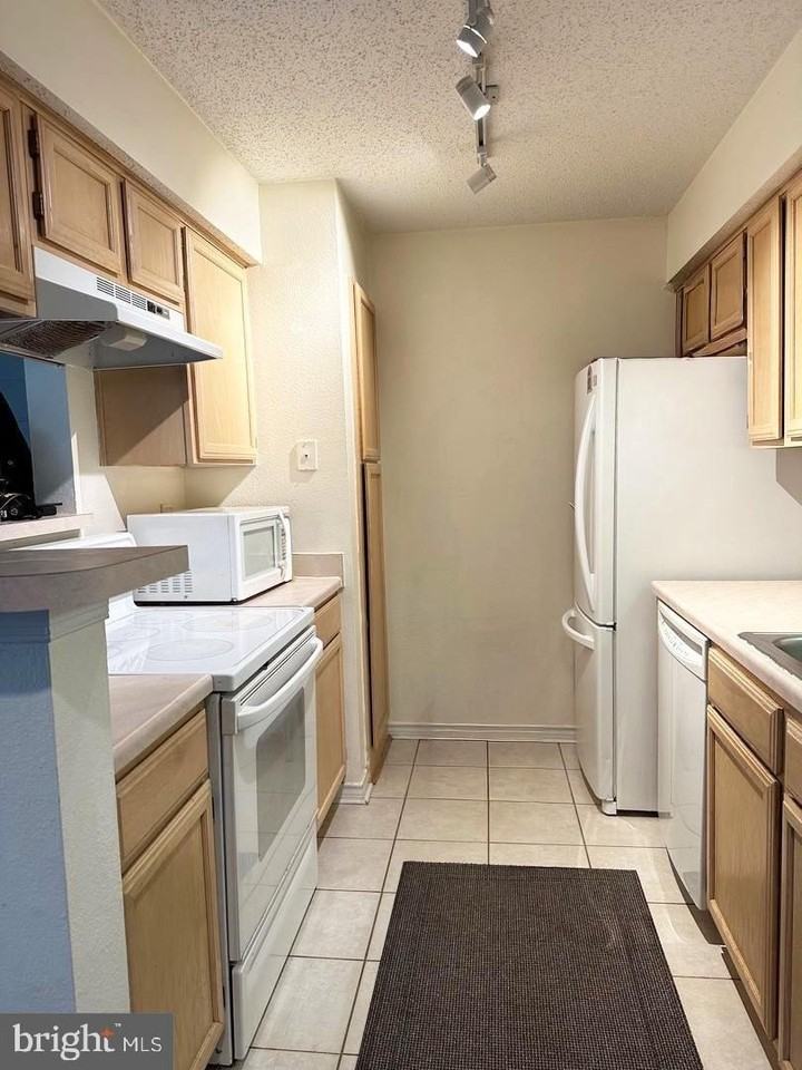 1527 Lincoln Way #104 - Photo 4 of 10