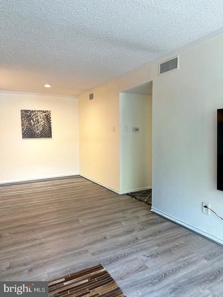 1527 Lincoln Way #104 - Photo 6 of 10