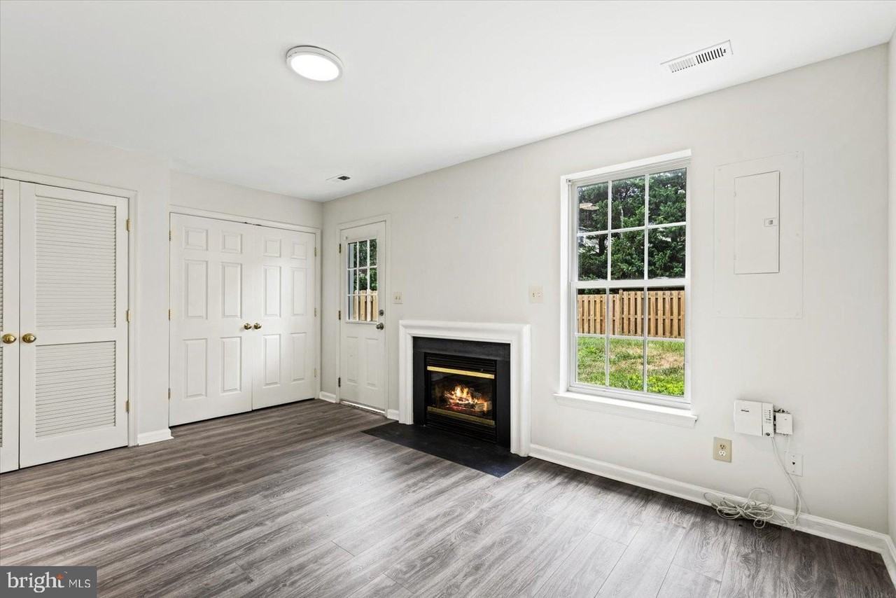 10043 Gander Ct - Photo 5 of 33