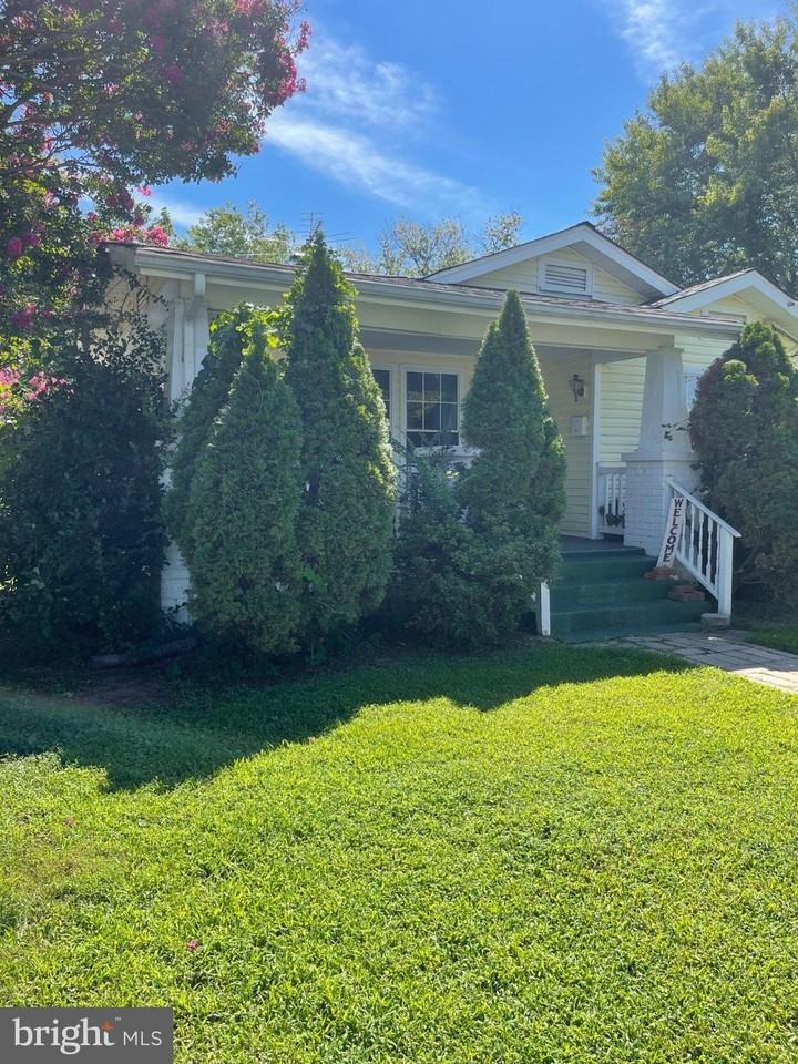 404 Livingstone St - Photo 2 of 3
