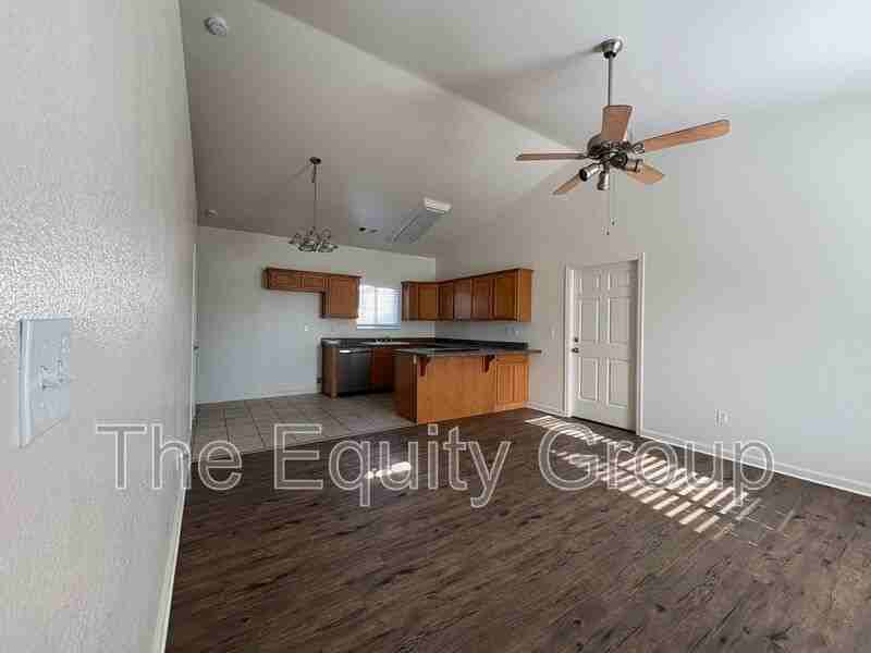 1323 S Crowe St #A - Photo 5 of 17