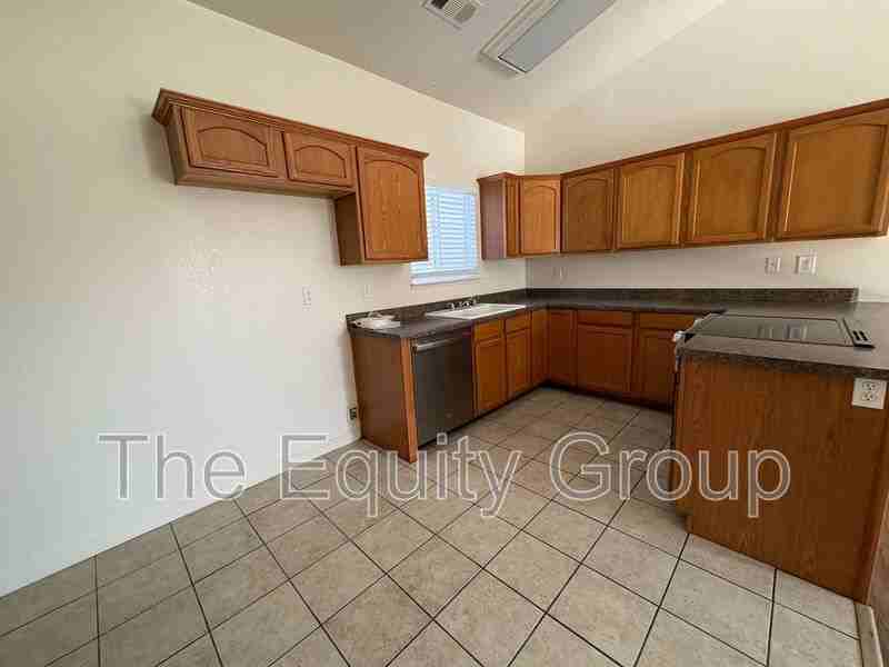1323 S Crowe St #A - Photo 7 of 17