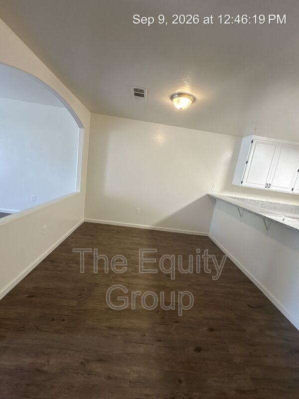 411 N Park St - Photo 4 of 17