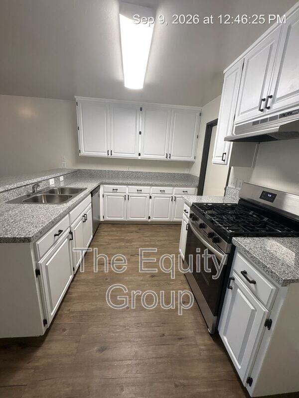 411 N Park St - Photo 5 of 17