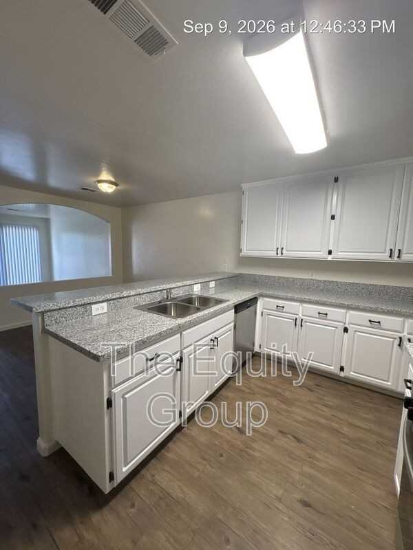 411 N Park St - Photo 7 of 17