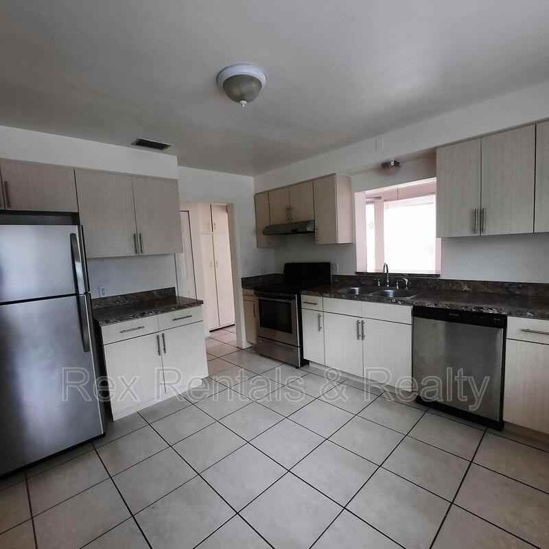 834 38th Ave N - Photo 3 of 10