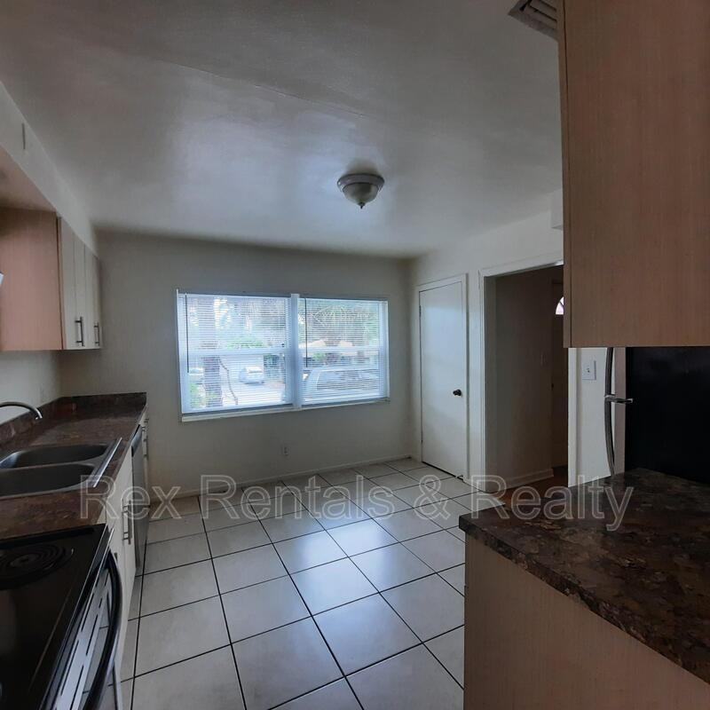 834 38th Ave N - Photo 4 of 10