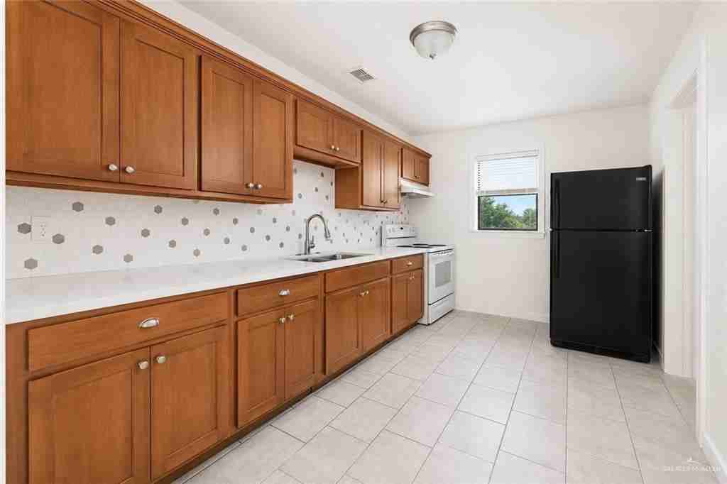 1018 W Smith St - Photo 5 of 12