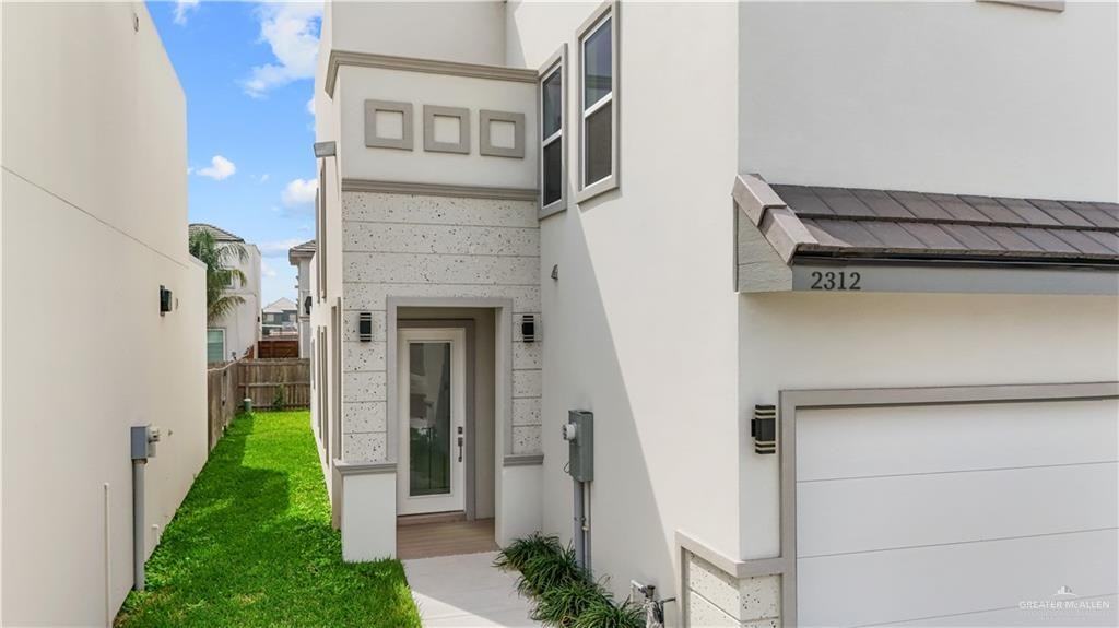 2312 Corales St - Photo 3 of 40