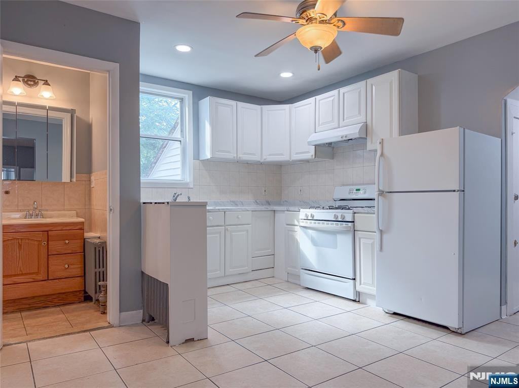 196 Parker St - Photo 4 of 15