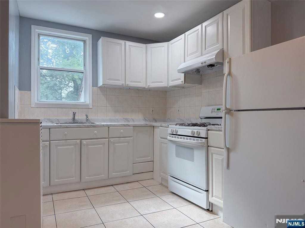 196 Parker St - Photo 5 of 15
