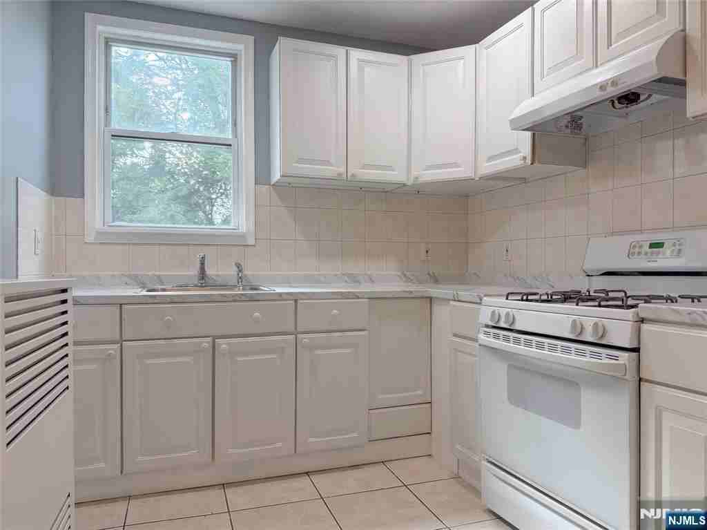 196 Parker St - Photo 6 of 15