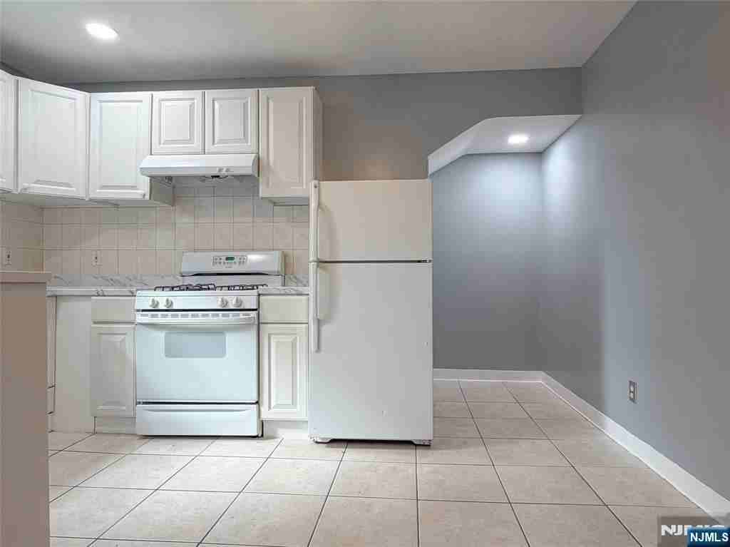 196 Parker St - Photo 7 of 15