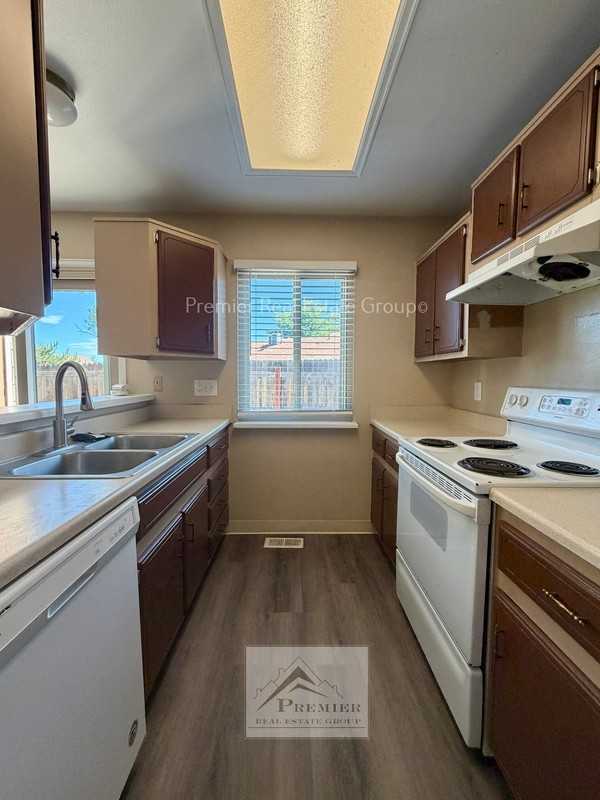 883 London Green Way - Photo 6 of 13