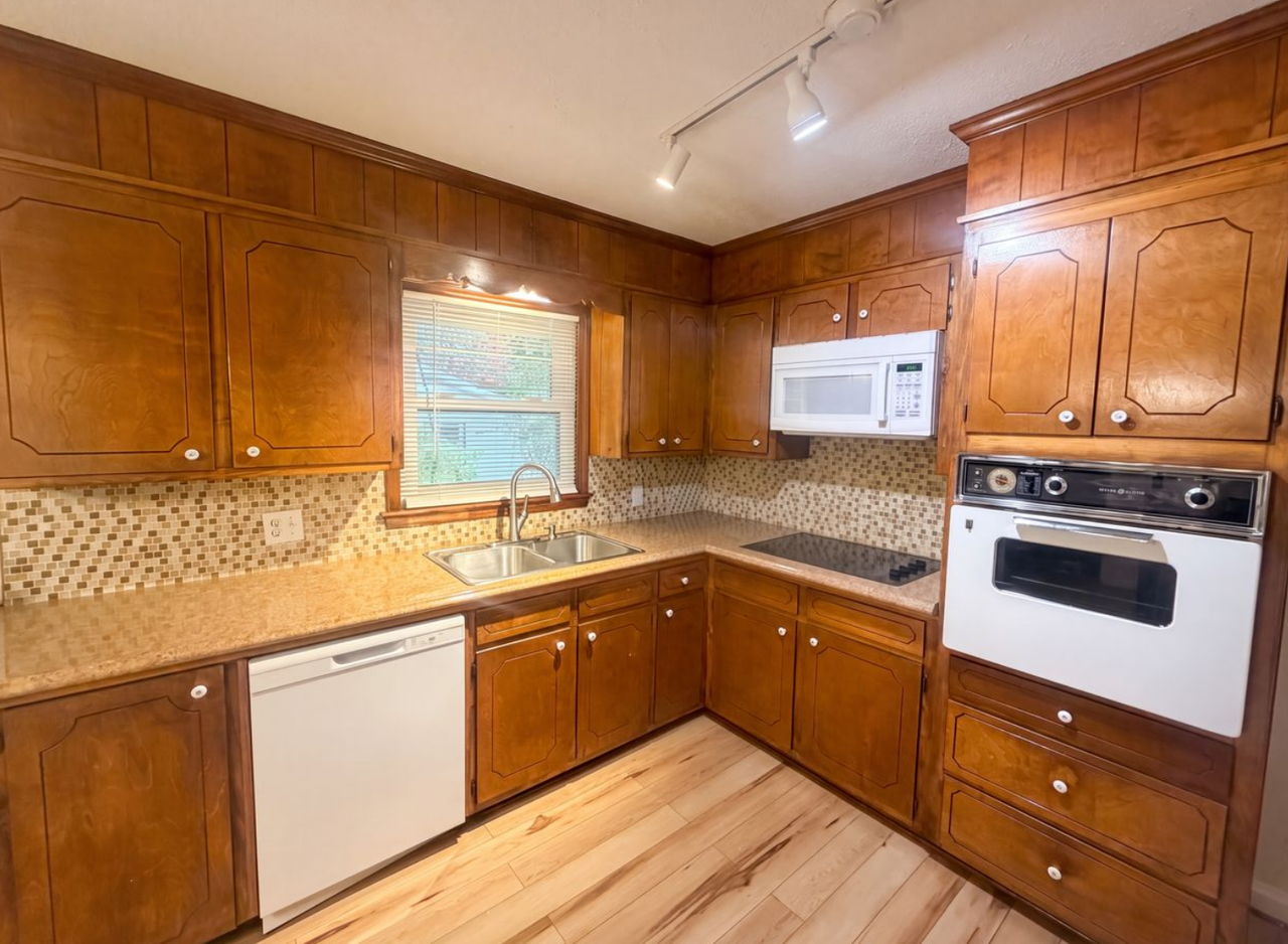 608 E Morehead St - Photo 2 of 15